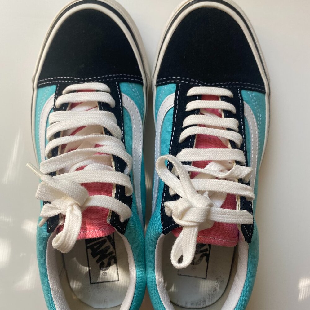 EXCELLENT CONDITION: Vans Old Skool Low Skate Sneakers - Womens 8.5 US